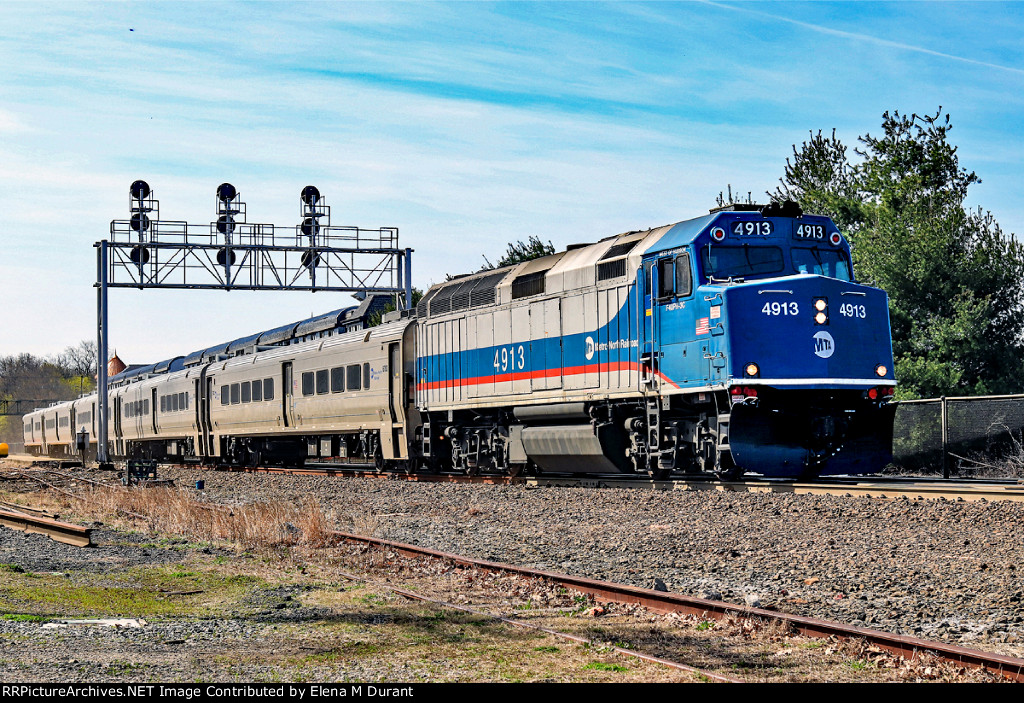 MNCR 4913 on Train 45